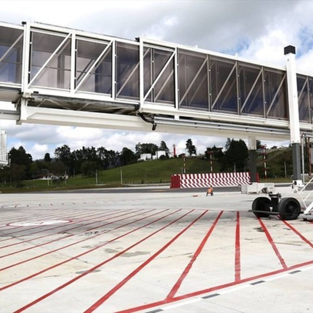 Suspenden operaciones en el José María Córdova por reparaciones en la pista