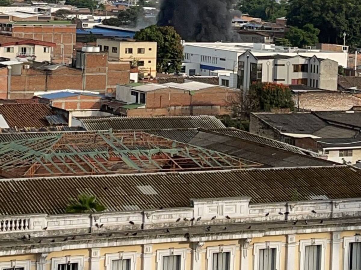 Incendio consume fábrica de colchones en Palmira