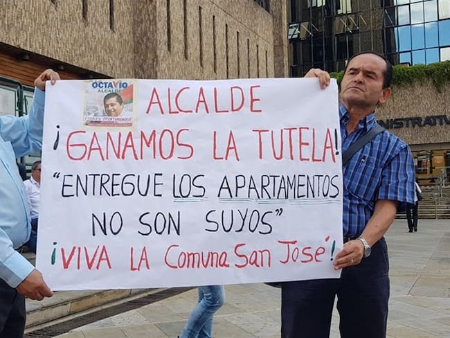 Con plantón piden entrega de apartamentos en la comuna San José de Manizales. Foto: Adrian Rodríguez