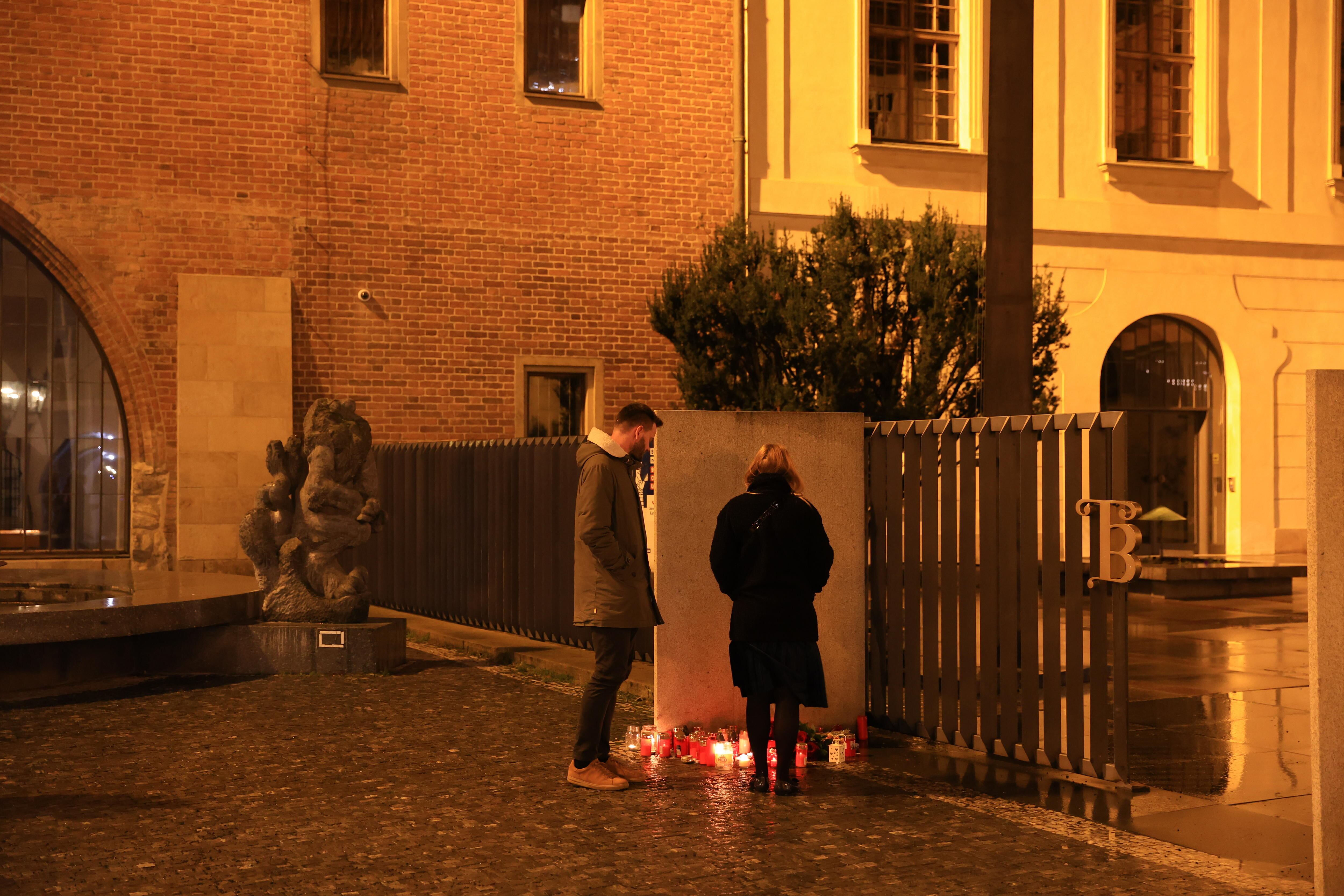 Prague (Czech Republic), 21/12/2023.- People place candles near the scene of a shooting at Charles University in central Prague, 21 December 2023. According to the Police President, Martin Vondrasek, there are more than 15 people dead and 24 injured, but that these may not be final numbers. According to Czech police the perpetrator of was a 24 year-old Charles University student. (Praga) EFE/EPA/MARTIN DIVISEK