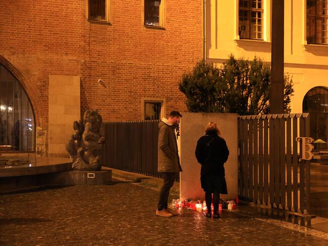 Prague (Czech Republic), 21/12/2023.- People place candles near the scene of a shooting at Charles University in central Prague, 21 December 2023. According to the Police President, Martin Vondrasek, there are more than 15 people dead and 24 injured, but that these may not be final numbers. According to Czech police the perpetrator of was a 24 year-old Charles University student. (Praga) EFE/EPA/MARTIN DIVISEK
