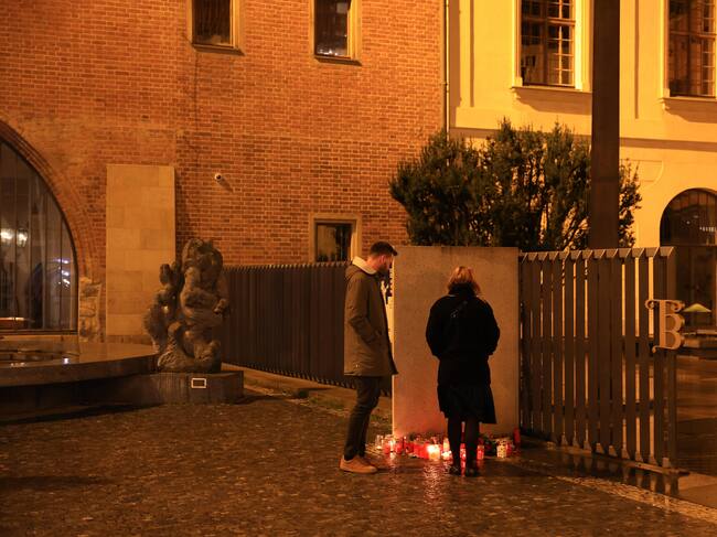 Prague (Czech Republic), 21/12/2023.- People place candles near the scene of a shooting at Charles University in central Prague, 21 December 2023. According to the Police President, Martin Vondrasek, there are more than 15 people dead and 24 injured, but that these may not be final numbers. According to Czech police the perpetrator of was a 24 year-old Charles University student. (Praga) EFE/EPA/MARTIN DIVISEK