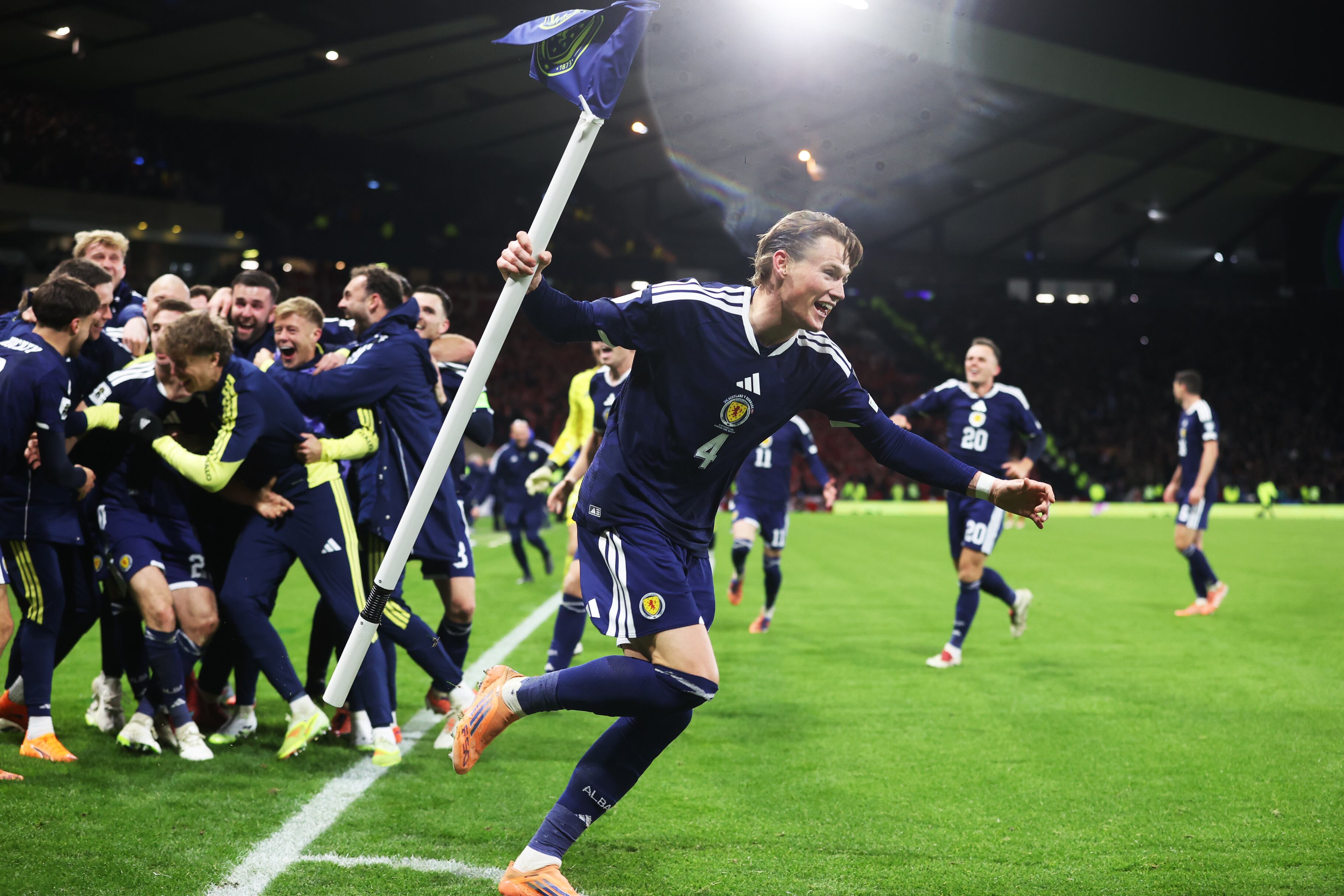 Scott McTominay de la Selección de Escocia celebra la clasificación al Mundial 2026. FOTO: Craig Williamson/Getty Images