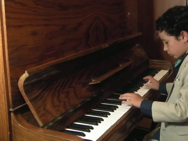 Valentín Villamizar es el niño pianista colombiano que ha sido reconocido en importante competencia internacional. Foto: Captura de video: Facebook Rockschool Event Center Singapore