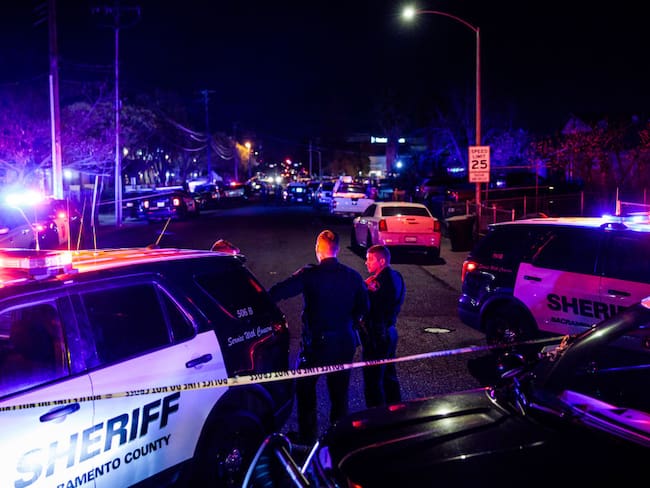 Los oficiales de policía investigan la escena de un tiroteo en Estados Unidos (Photo by Max Whittaker/Getty Images)
