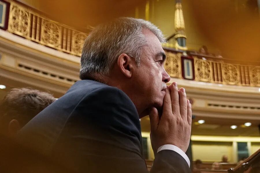 Diputado socialista Santos Cerdán en el hemiciclo del Congreso. Foto: EFE/Borja Sanchez-Trillo.