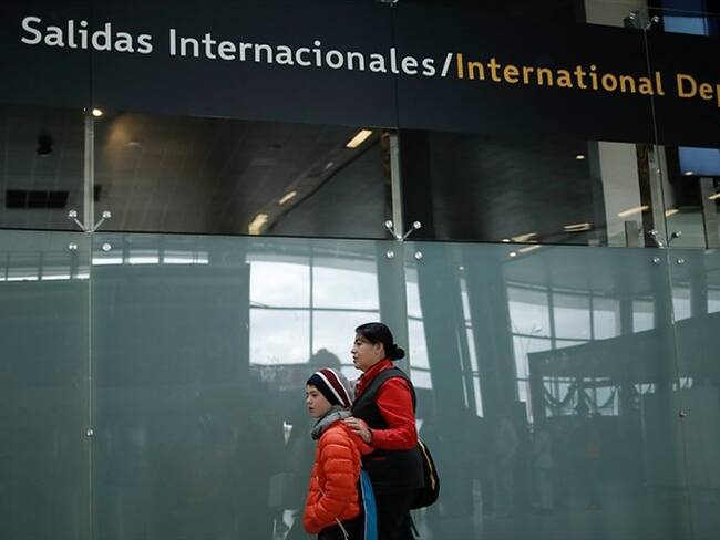 A partir del 26 de abril, las aerolíneas exigirán una fotocopia autenticada del Registro Civil a los padres o adultos encargados de viajar con menores de 0 a 7 años. Foto: Colprensa