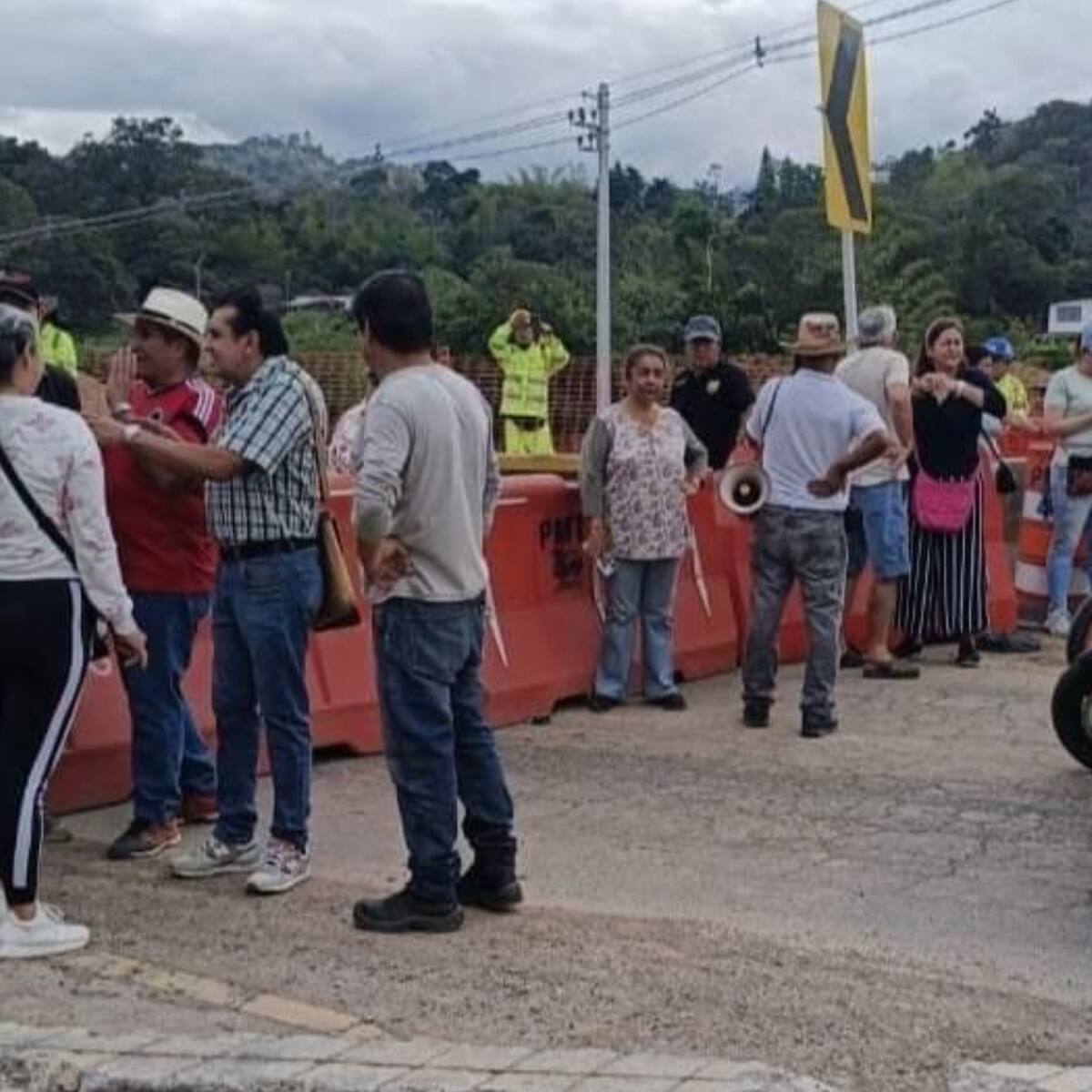 Cierre en la vía Bogotá-Girardot por protestas de comunidades en Silvania