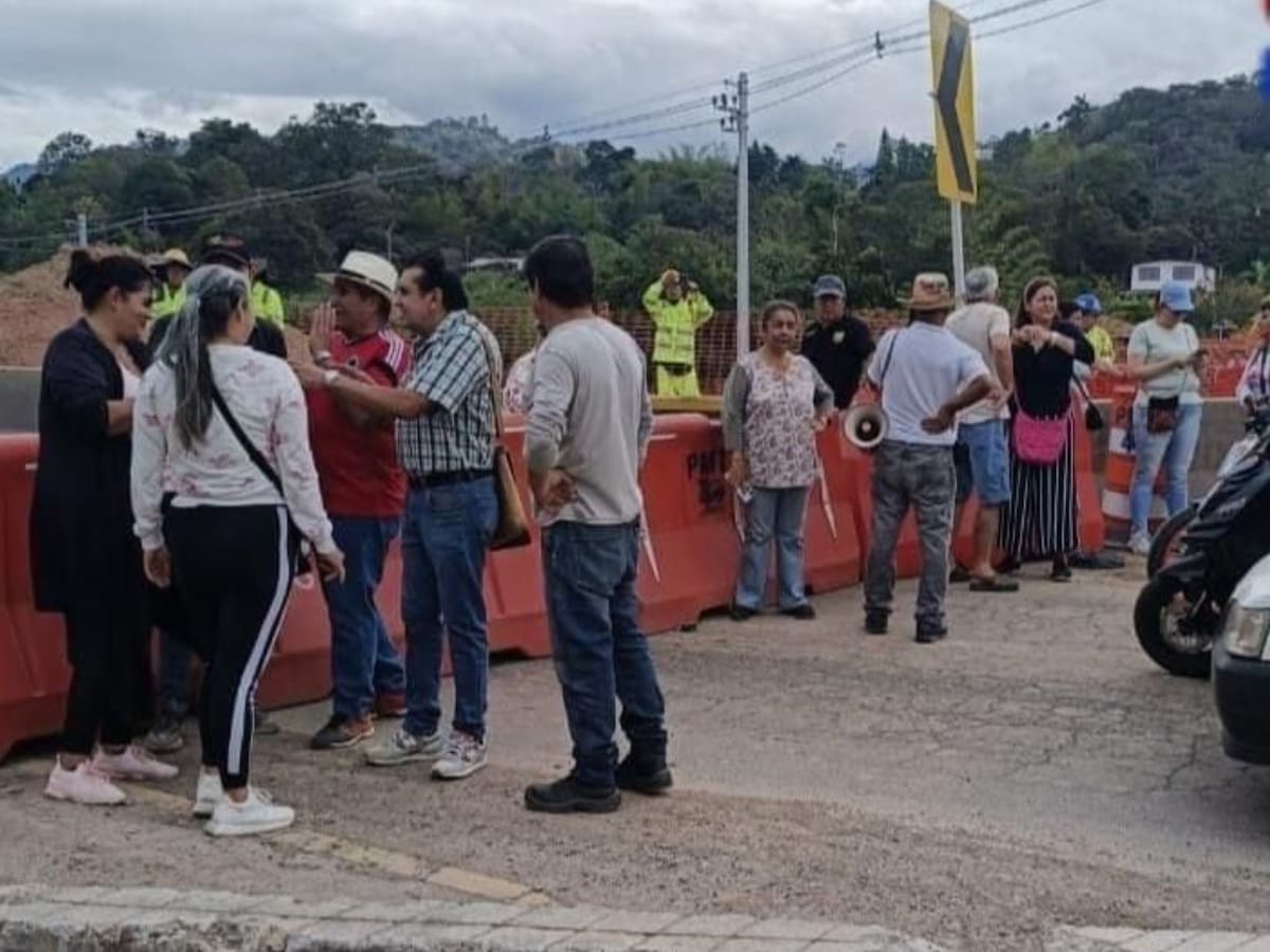 Cierre en la vía Bogotá-Girardot por protestas de comunidades en Silvania