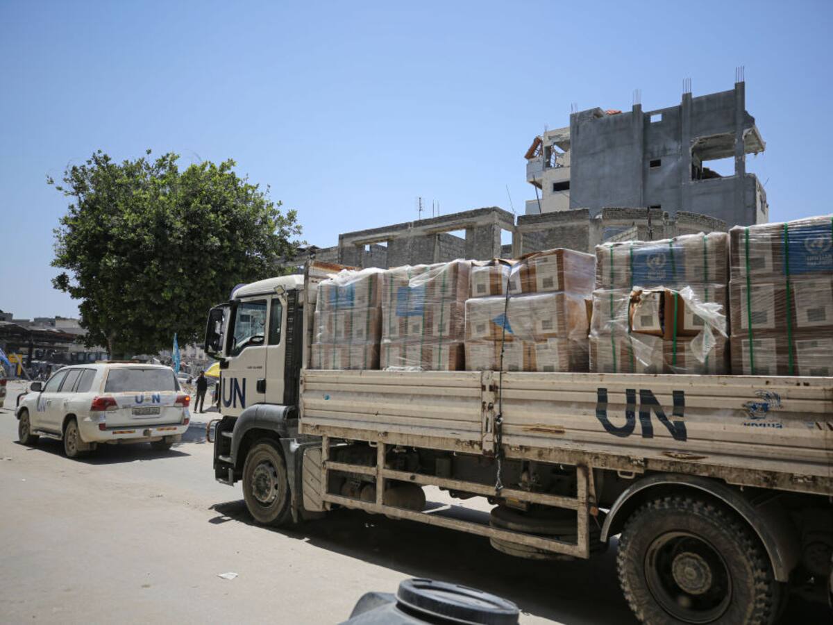 Saqueadores asaltaron y robaron 23 camiones con ayuda humanitaria en Gaza tras un bombardeo