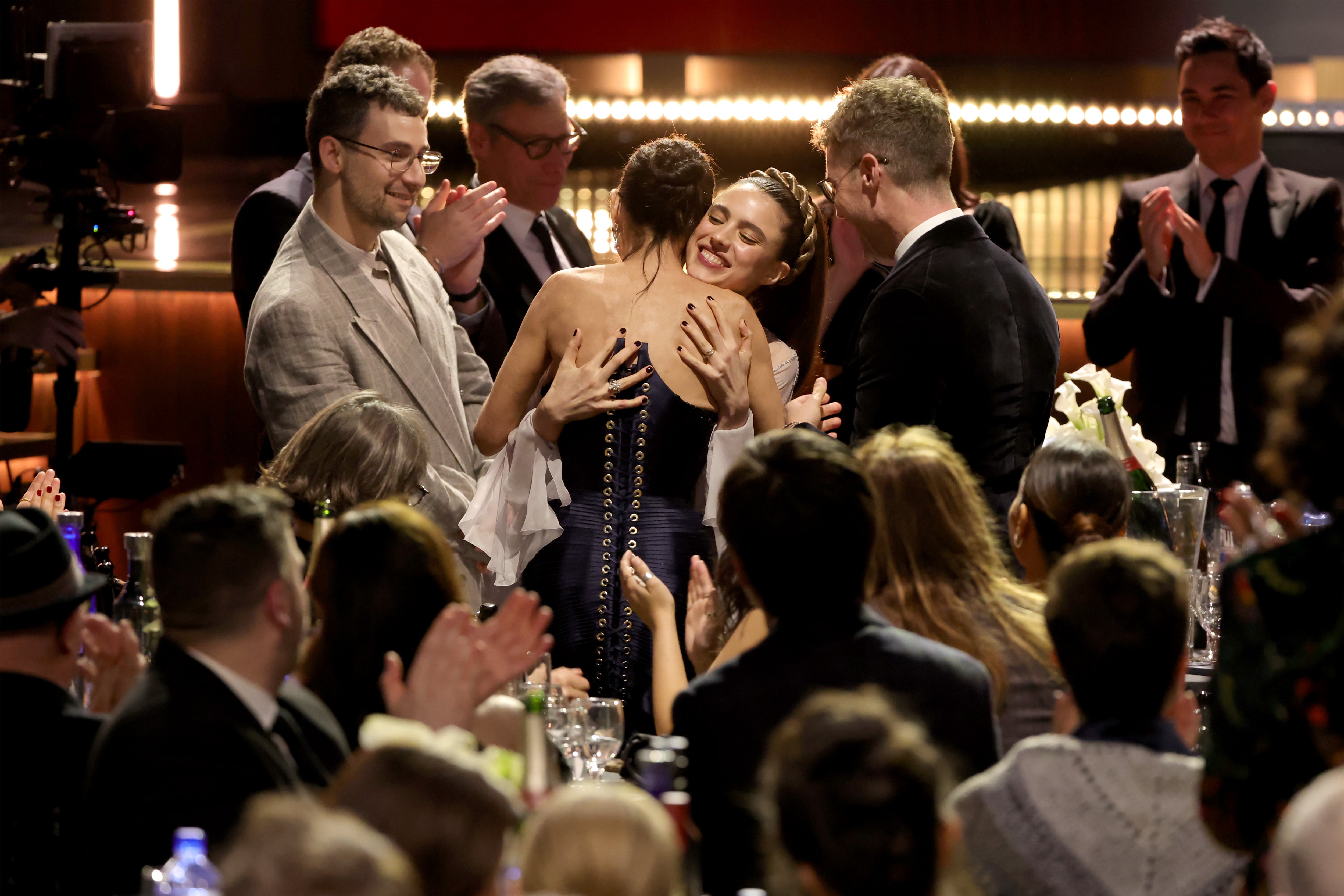 SANTA MONICA, CALIFORNIA - FEBRUARY 07: Parte del elenco de 'La sustancia' celebra el Critics' Choice Award de Mejor Actriz para Demi Moore.  (Kevin Winter/Getty Images para la Critics Choice Association)