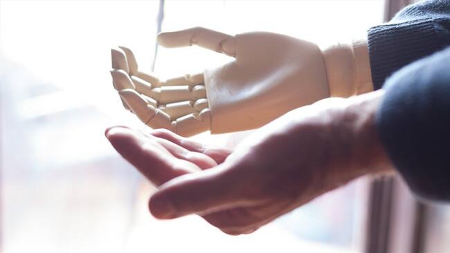 El brazo robot también tiene un sensor de presión para “devolver el apretón de manos”. Foto: Getty Images