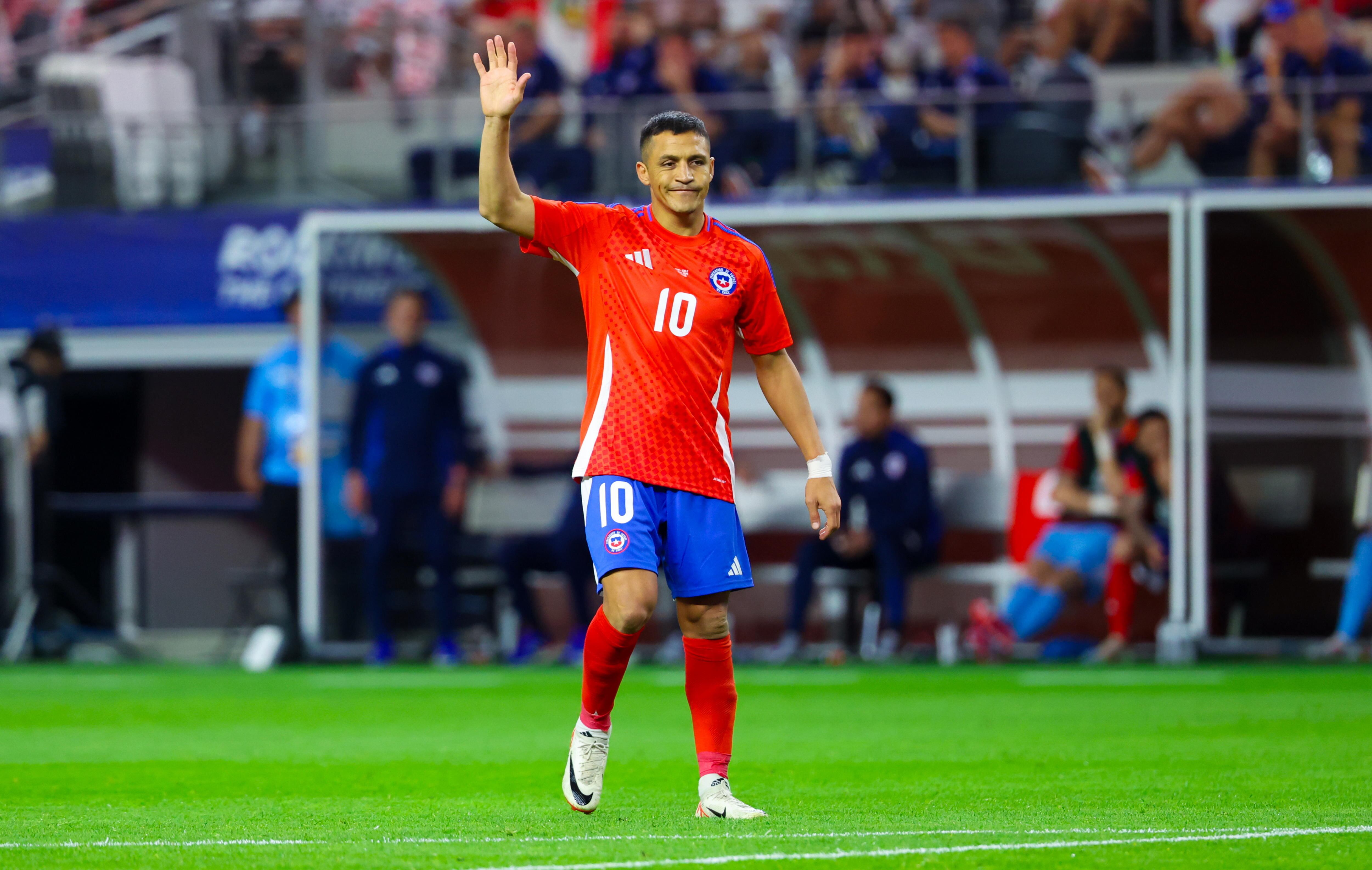 Arlington (United States), 22/06/2024.- Chile forward Alexis Sanchez reacts during the CONMEBOL Copa America 2024 group A match between Peru and Chile, in Arlington, Texas, USA, 21 June 2024. EFE/EPA/KEVIN JAIRAJ