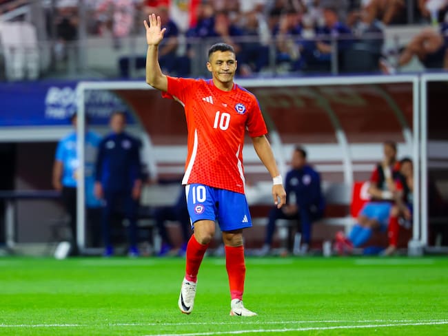 Arlington (United States), 22/06/2024.- Chile forward Alexis Sanchez reacts during the CONMEBOL Copa America 2024 group A match between Peru and Chile, in Arlington, Texas, USA, 21 June 2024. EFE/EPA/KEVIN JAIRAJ