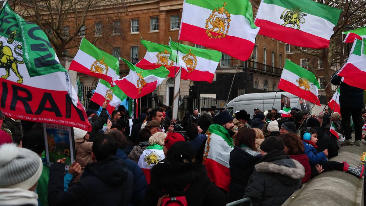 Activista afirma que mayorías de Irán se están enfrentando al régimen: “Gritan ‘muerte al dictador’”