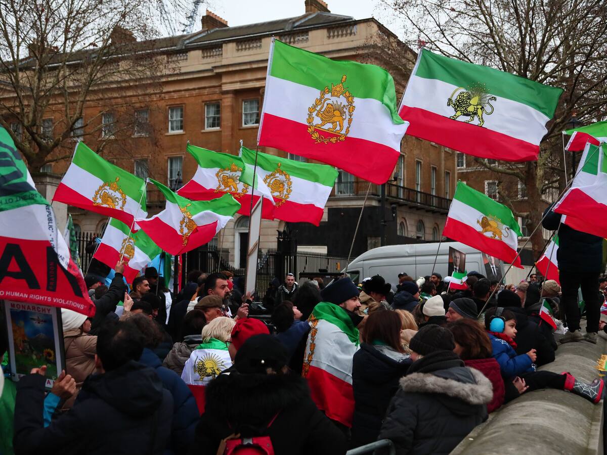 Activista afirma que mayorías de Irán se están enfrentando al régimen: “Gritan ‘muerte al dictador’”