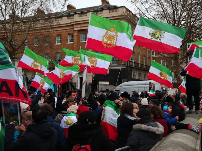 Activista afirma que mayorías de Irán se están enfrentando al régimen: “Gritan ‘muerte al dictador’”