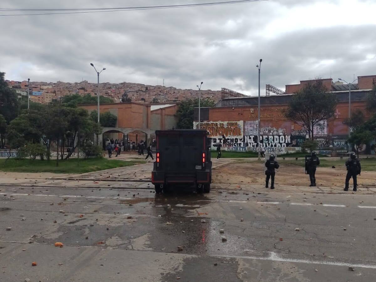 Dos estudiantes heridos, uno en un ojo, tras enfrentamientos con el Esmad en Bogotá