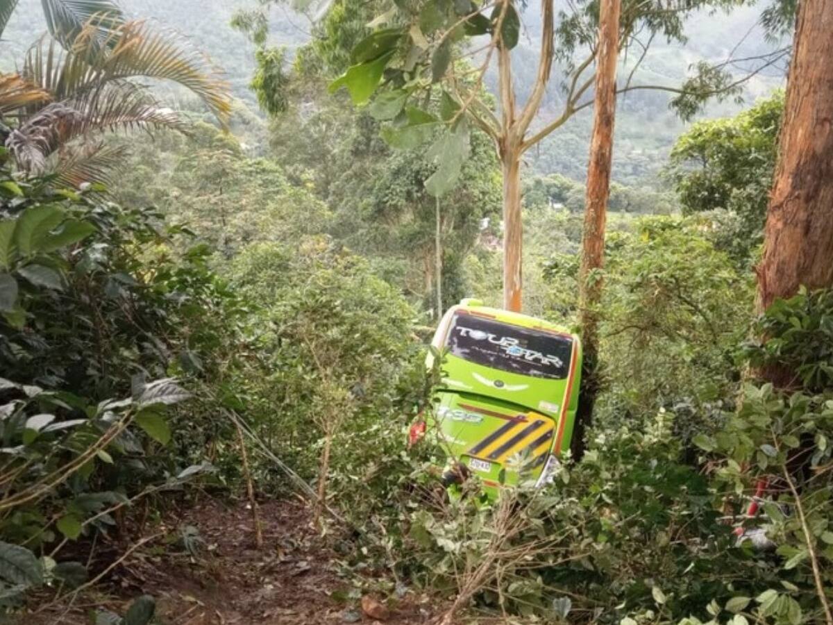 Accidente en vía Bogotá - La Vega: bus de turismo cayó a un abismo con 40 pasajeros