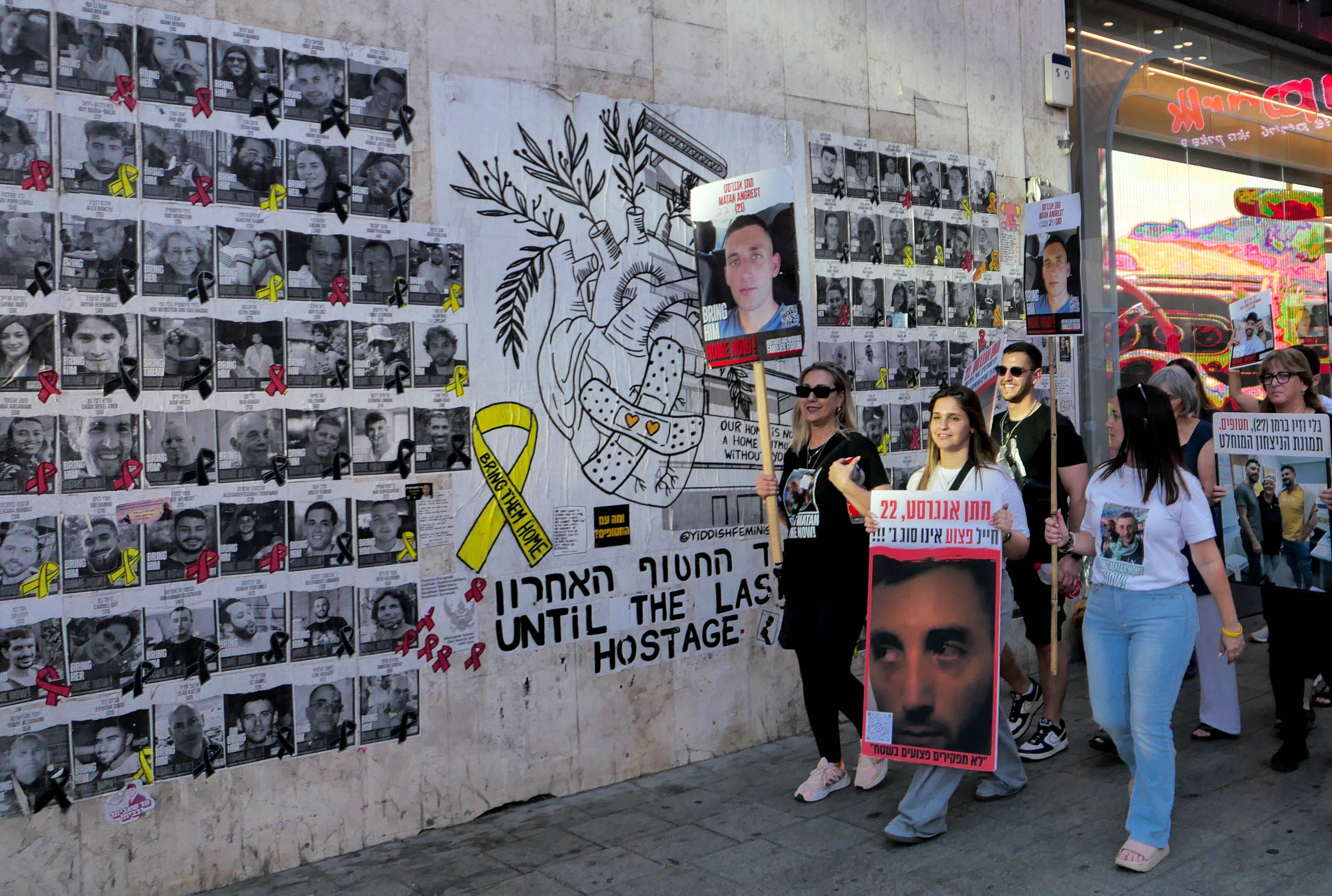 Marcha en Tel Aviv pidiendo la liberación de rehenes por parte de Hamás. FOTO: EFE/EPA/ABIR SULTAN