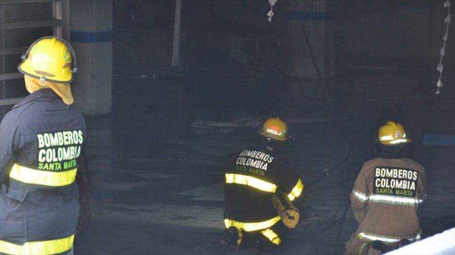 Un automóvil generó incendio en edificio de Santa Marta. Foto: Seguimiento.co