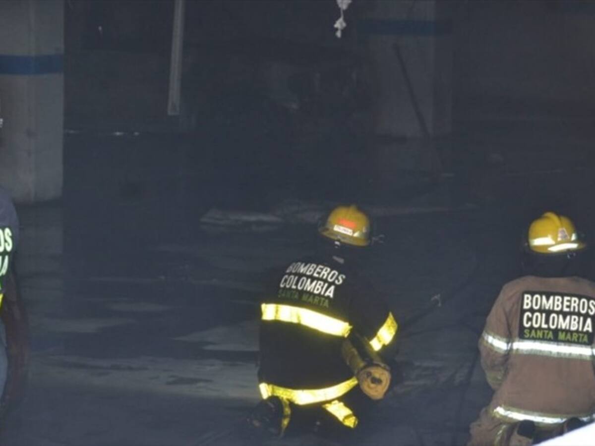 Un automóvil generó incendio en edificio de Santa Marta