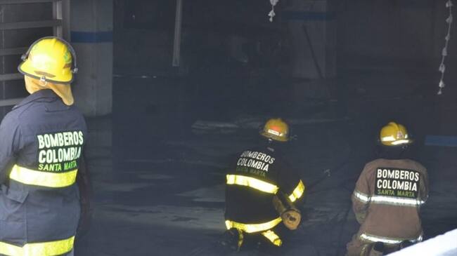 Un automóvil generó incendio en edificio de Santa Marta. Foto: Seguimiento.co