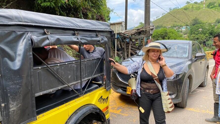 Familia de trabajadores desaparecidos en mina de Caldas, están a la espera de su rescate. Foto: Mario Hernán Escobar