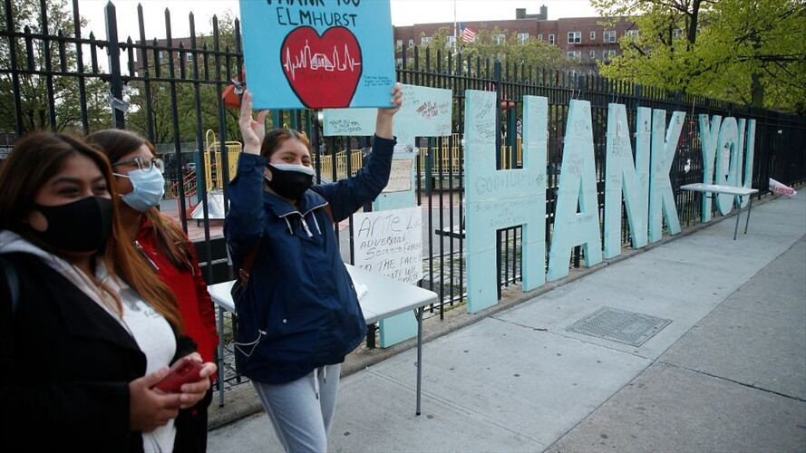 Varios carros típicos colombianos hicieron una pequeña caravana al frente del hospital de Elmhurst.. Foto: Getty Images