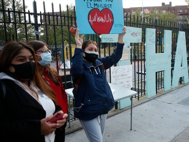 Varios carros típicos colombianos hicieron una pequeña caravana al frente del hospital de Elmhurst.. Foto: Getty Images