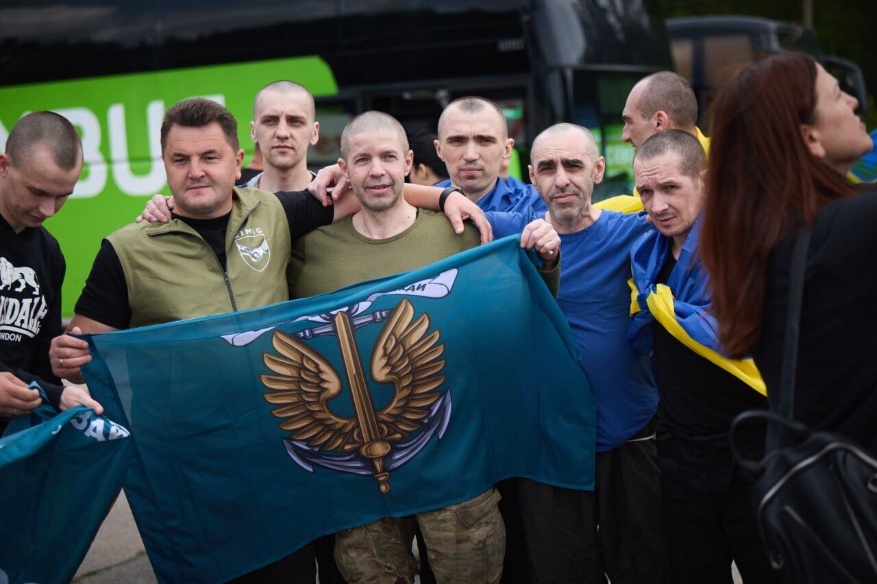 Soldados ucranianos liberados este jueves 12 de junio. FOTO: Ukrainian Presidency/Anadolu via Getty Images