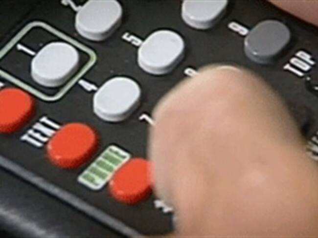 Abuela con su control remoto utilizó una aplicación de tecnología. Foto BBC