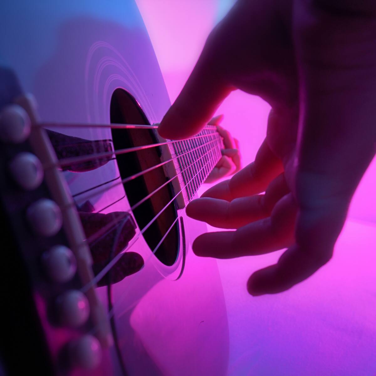 ‘Cantemos Otra Historia’: así es la campaña que entrega instrumentos musicales en los ETCR