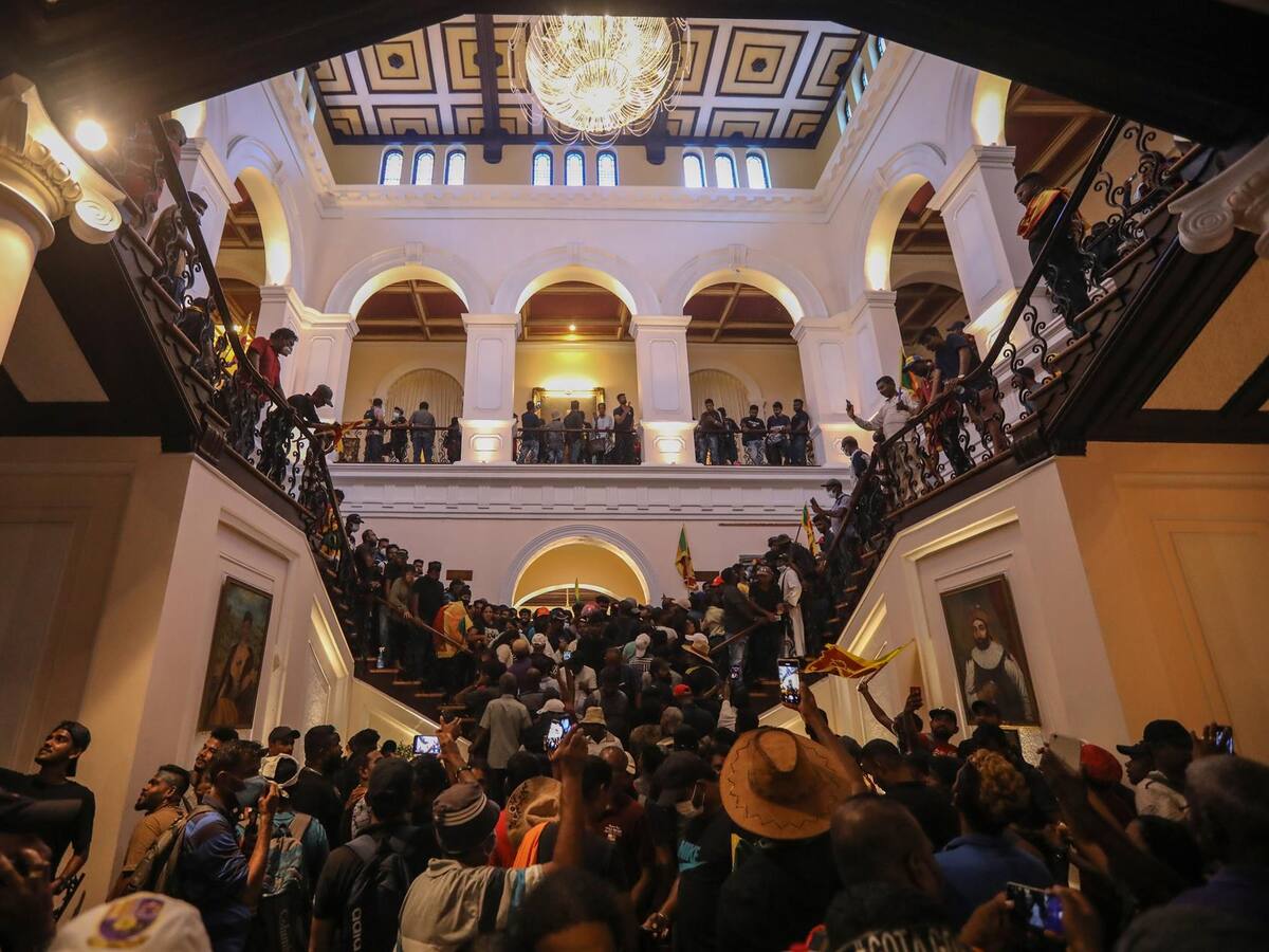Fotos: manifestantes incendiaron residencia privada de primer ministro de Sri Lanka