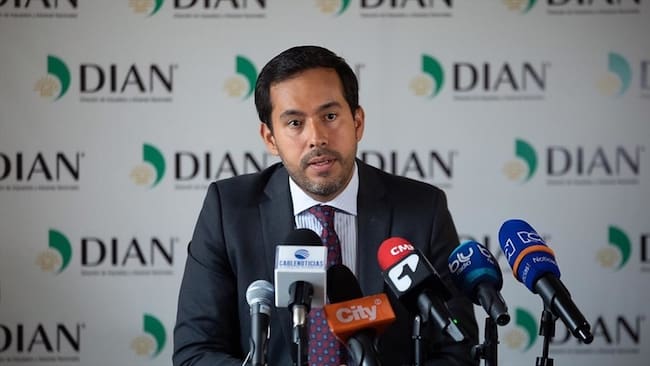 Ya está revisando la declaración de renta del director Lisandro Junco. Foto: Colprensa / DIAN