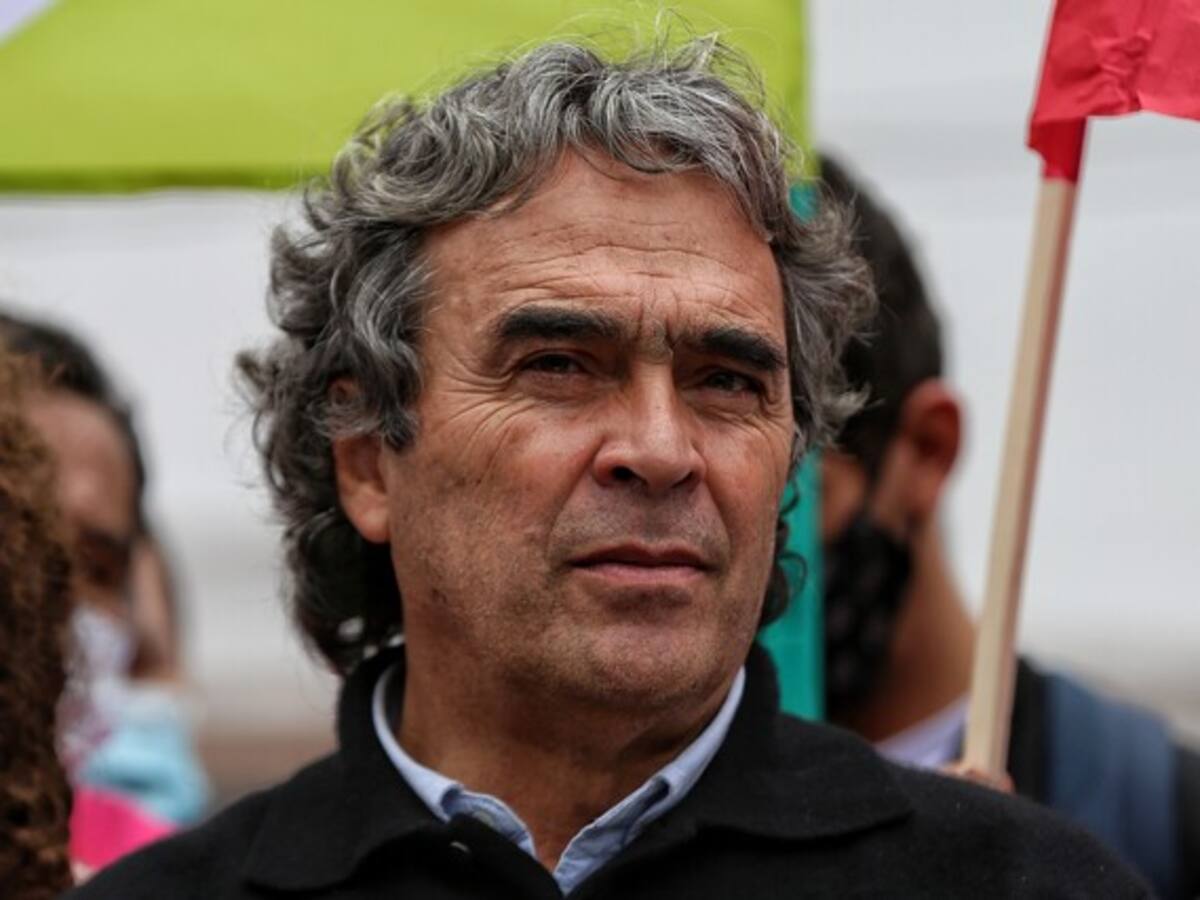 Sergio Fajardo arremete contra Gustavo Petro y Roy Barreras