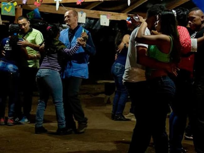 Baile entre guerrilleros de las Farc y delegados de la ONU en la víspera de Año Nuevo. Foto: Colprensa