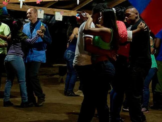 Baile entre guerrilleros de las Farc y delegados de la ONU en la víspera de Año Nuevo. Foto: Colprensa