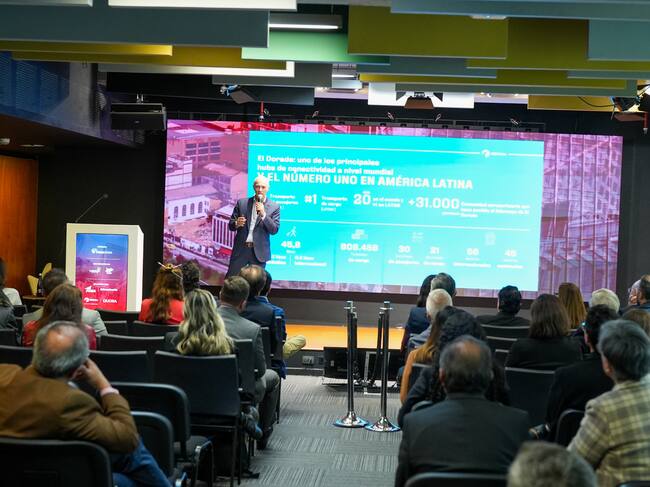 Andrés Ortega, director Ejecutivo de Odinsa Aeropuertos, informó que la ampliación del aeropuerto El Dorado reducirá en 38% los tiempos de espera en pista de los vuelos.| Foto: W Radio Colombia