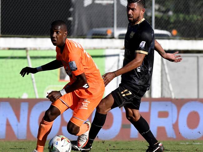 Yaser Asprilla de Envigado F. C. y Christian Marrugo de Aguilas Doradas Rionegro / Colprensa
