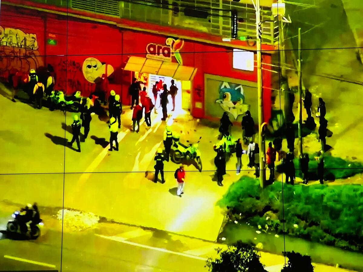 Encapuchados vandalizaron y saquearon supermercado en Usme, Bogotá
