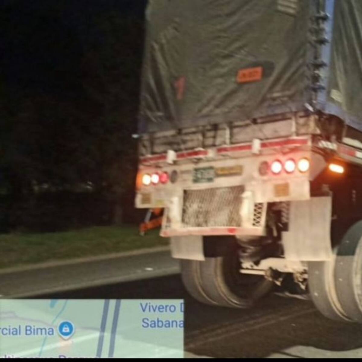 Trancón en la Autopista Norte de Bogotá por una tractomula de Indumil que se partió en dos