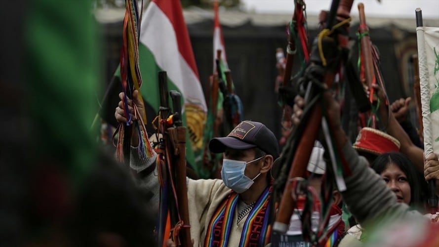 Varios buses escalera de comunidades indígenas ingresaron a Cali por las vías del sur en la mañana de este sábado. Foto: Colprensa / SERGIO ACERO