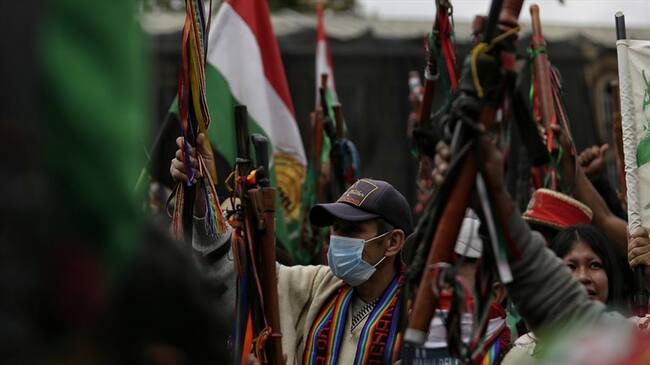 Varios buses escalera de comunidades indígenas ingresaron a Cali por las vías del sur en la mañana de este sábado. Foto: Colprensa / SERGIO ACERO
