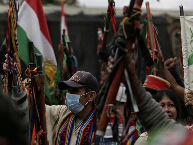 Varios buses escalera de comunidades indígenas ingresaron a Cali por las vías del sur en la mañana de este sábado. Foto: Colprensa / SERGIO ACERO