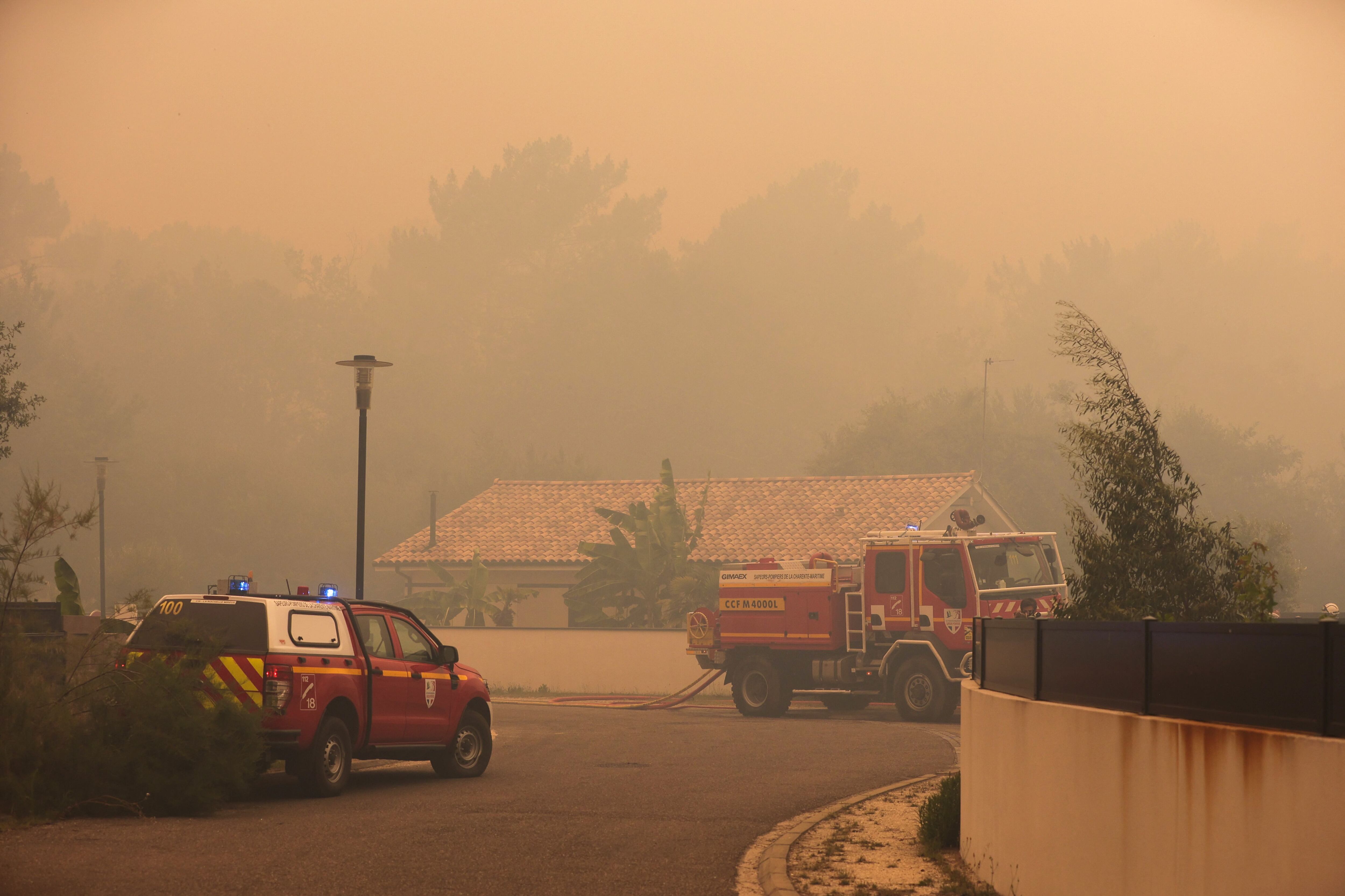 Organismos de emergencia atienden los incendios forestales en La Teste-de-Buch, Francia. (Photo by THIBAUD MORITZ / AFP) (Photo by THIBAUD MORITZ/AFP via Getty Images)
