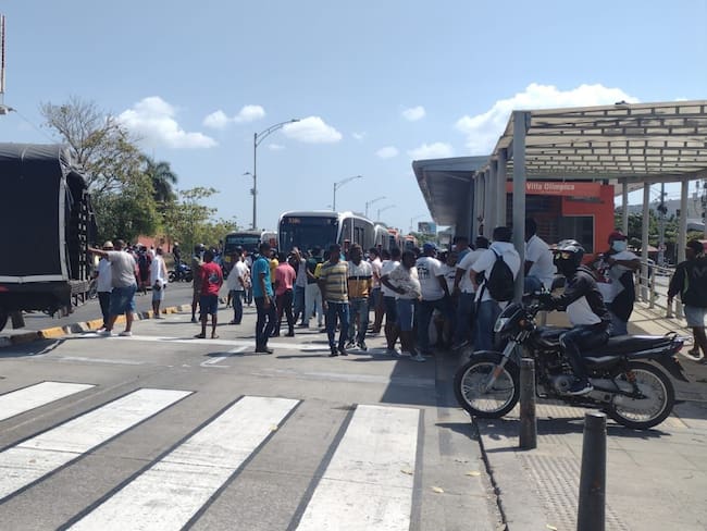 Los protestantes bloquearon la avenida Pedro de Heredia a la altura de la Plaza de Toros. Crédito: Cortesía.