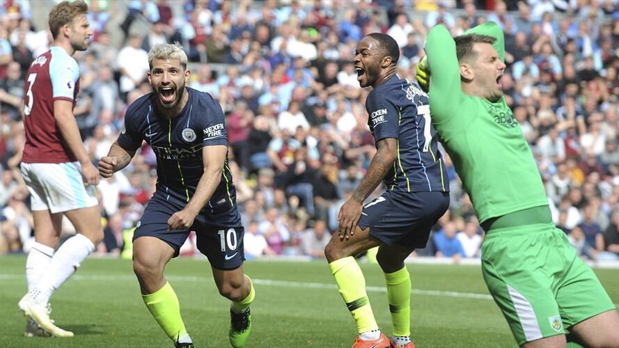 Sergio Agüero, en un disparo que sacó en la línea un defensor y que luego validó como tanto la tecnología de la línea de gol, selló el triunfo. Foto: Associated Press - AP