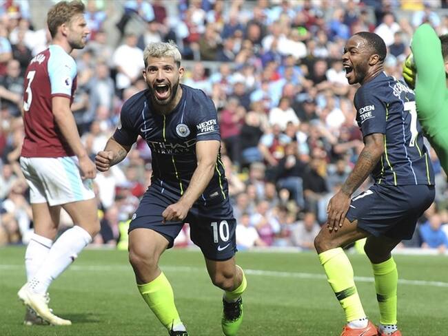 Sergio Agüero, en un disparo que sacó en la línea un defensor y que luego validó como tanto la tecnología de la línea de gol, selló el triunfo. Foto: Associated Press - AP