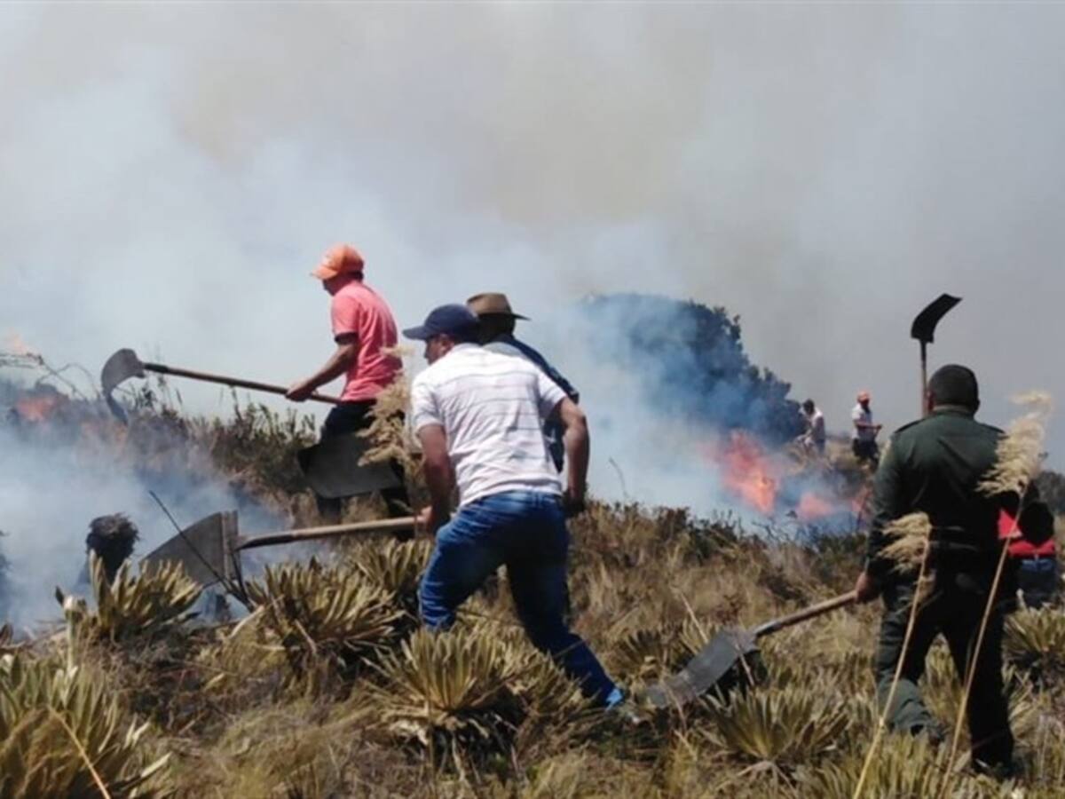 Incendio de grandes proporciones amenaza el Páramo de Pisba, piden ayuda aérea